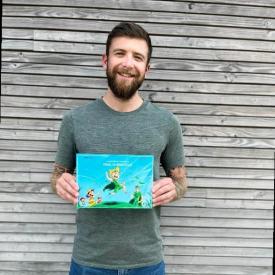 pierre dubourg avec son livre les aventures de l'éboueur vert