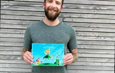 pierre dubourg avec son livre les aventures de l'éboueur vert