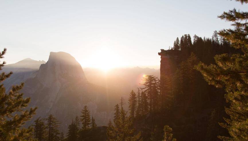 montagnes ensoleillées